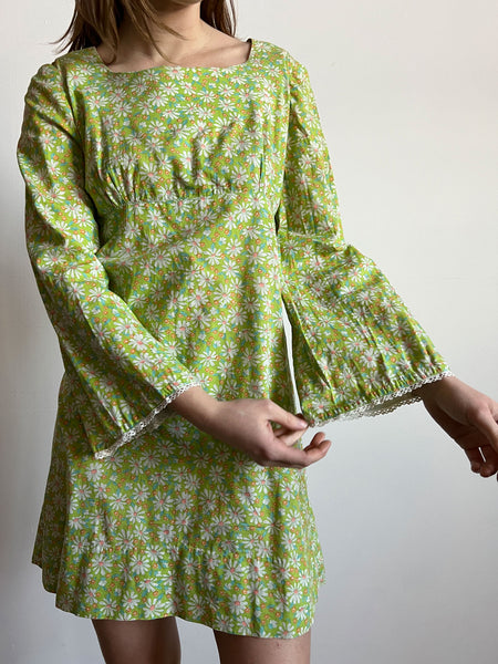 Vintage 1960's -1970's Daisy Print Long Sleeved Mini Dress
